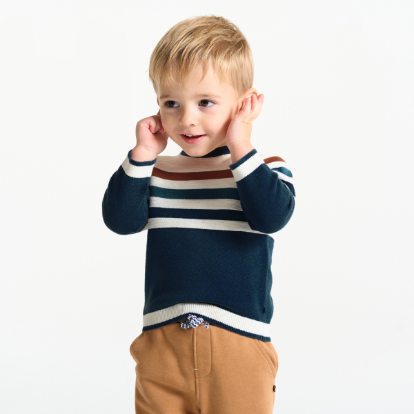 كنزة محبوكة مخططة باللون الأزرق للأولاد الصغار.